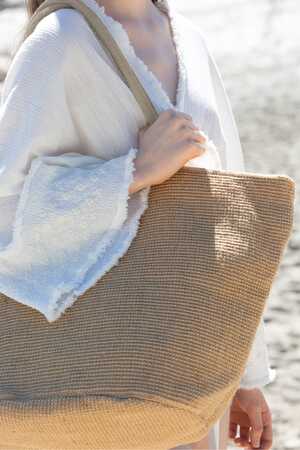 Shoppingtasche aus geflochtenen Jutefäden mit Strickstoff-Effekt