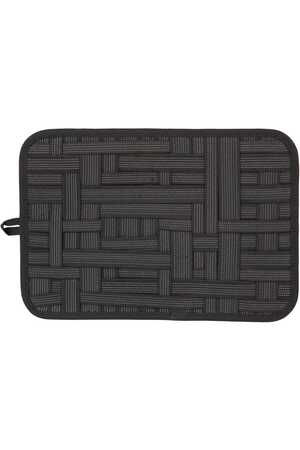 Organizer-Laptop mit Kabeln und Zubehör